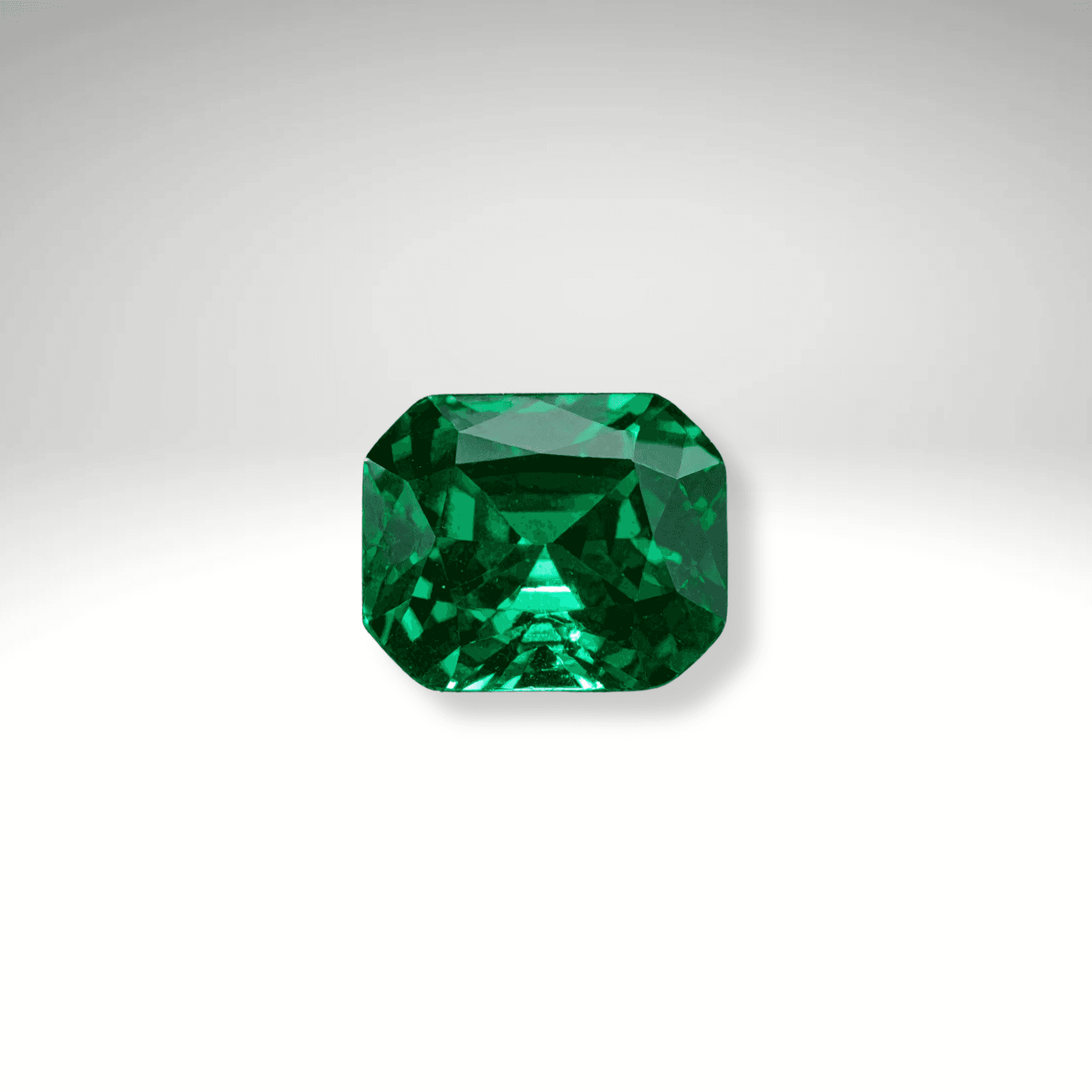Émeraude verte facettée